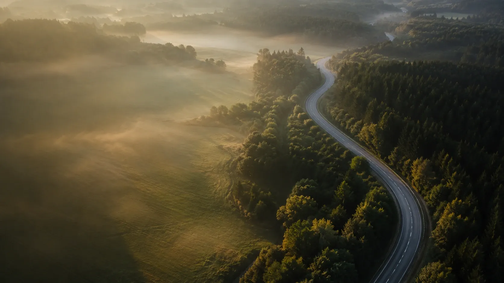 Havadan drone ile çekilmiş yol ve arazi görüntüsü