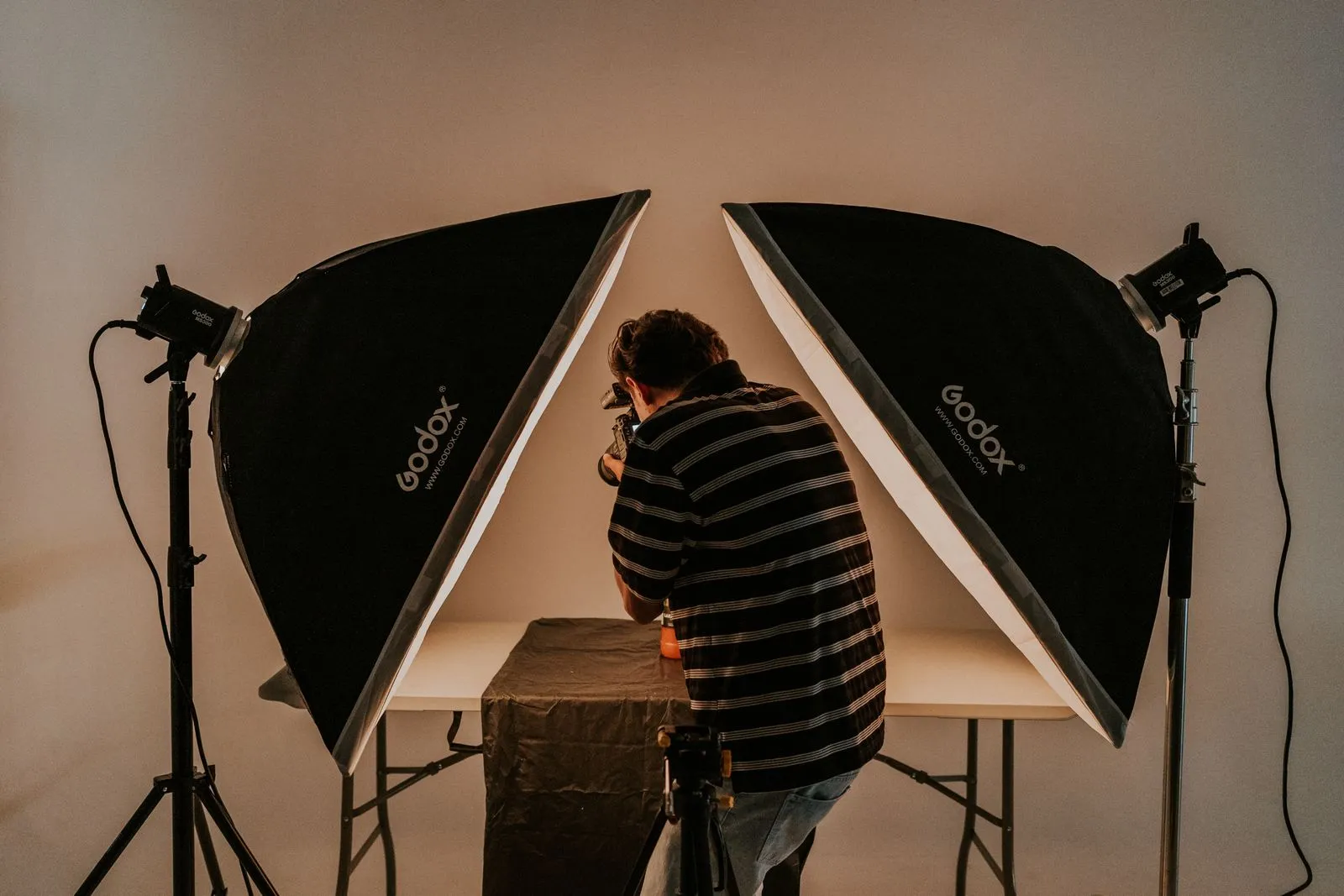 Stüdyoda softbox aydınlatmasıyla ürün fotoğrafı çekimi
