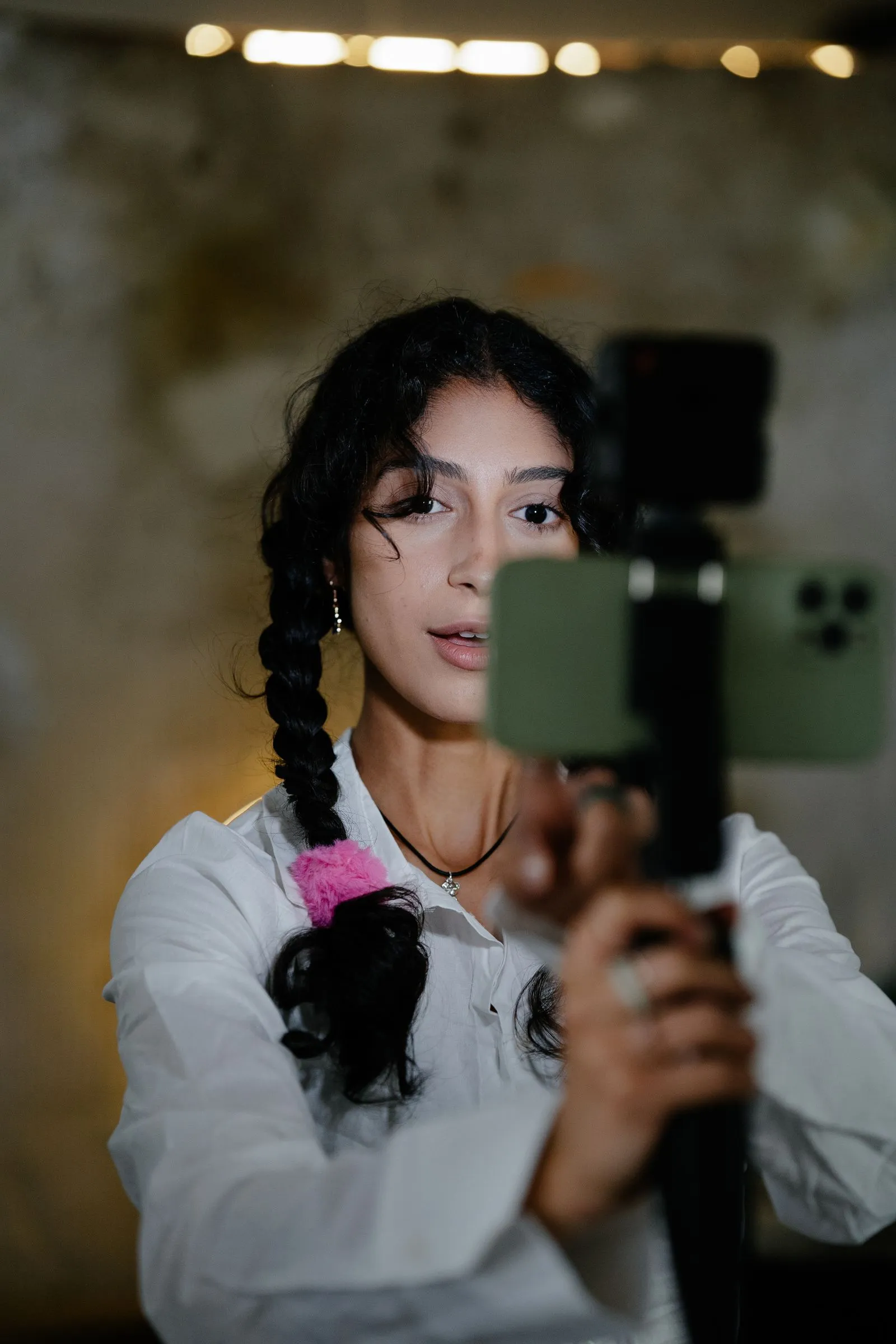 Telefonla dikey video çeken içerik üreticisi